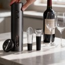 Elektrisk vinöppnare Laddningssats med folieavskärare, hällpip och vakuumpropp Laddning via USB-C Svart För köket och baren 5