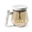 Cana automată de amestecare 10,5 x 14 x 10 cm cu volum de 400 ml, cu recipient pătrat de chihlimbar și buton pe capac pentru amestecarea cafelei 1