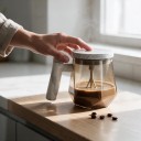Cana automată de amestecare 10,5 x 14 x 10 cm cu volum de 400 ml, cu recipient pătrat de chihlimbar și buton pe capac pentru amestecarea cafelei 2