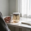Cana automată de amestecare 10,5 x 14 x 10 cm cu volum de 400 ml, cu recipient pătrat de chihlimbar și buton pe capac pentru amestecarea cafelei 5