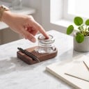 Træstativ til dyppepen med glaskrukke til blæk Diameter på krukken 42,8 mm Skruehætte Rille til at lægge pennen 4