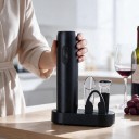 Elektrisk vinöppnare med stativ Set 4 i 1 med hällpip, kork och folieavskärare Laddning via USB-C Svart För köket och baren 2