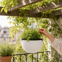 Fleuriste suspendu auto-arrosant 26 cm en plastique au look de rotin avec un insert intérieur et des chaînes pour balcon et terrasse 2