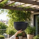 Fleuriste suspendu auto-arrosant 26 cm en plastique au look de rotin avec un insert intérieur et des chaînes pour balcon et terrasse 4