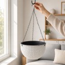 Fleuriste suspendu auto-arrosant 26 cm en plastique au look de rotin avec un insert intérieur et des chaînes pour balcon et terrasse 5