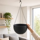 Fleuriste suspendu auto-arrosant 26 cm en plastique au look de rotin avec un insert intérieur et des chaînes pour balcon et terrasse 6