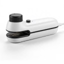 Mini zacskószeletelő 2 az 1-ben késsel 10,9 x 3,8 cm Újratölthető akkumulátor 400 mAh USB-n keresztüli töltés Mágneses rögzítés Fehér Élelmiszer 1