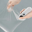 Mini zacskószeletelő 2 az 1-ben késsel 10,9 x 3,8 cm Újratölthető akkumulátor 400 mAh USB-n keresztüli töltés Mágneses rögzítés Fehér Élelmiszer 5