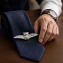Bagoly formájú nyakkendőcsipesz kitárt szárnyakkal Fém nyakkendőcsipesz részletes tollazattal Fényes felület Férfi kiegészítő öltönyhöz 2