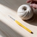 Hæklenål 2,5 mm Med flad plads til tommelfinger og blødt håndtag Gul Til bomulds garn Dugen og amigurumi legetøj 2