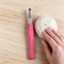Hæklenål 10,0 mm Pink med blødt formet greb og massiv aluminiumshoved Til meget voluminøst garn Kurve og tæpper 2