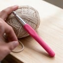 Hæklenål 10,0 mm Pink med blødt formet greb og massiv aluminiumshoved Til meget voluminøst garn Kurve og tæpper 5