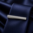 Nyakkendőcsipesz 4 cm Rövid fém nyakkendőcsipesz átlós barázdákkal az egész hosszában Ezüst Férfi kiegészítő öltönyhöz és inghez 3