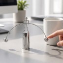 Balanční Figur mit Bogen und Pendelkugeln 17,5 x 11,5 cm Metallische silberne kinetische Dekoration für den Schreibtisch im Büro 2