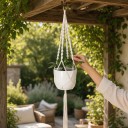 Macramé ophæng til blomsterkrukker med spiralknuder og metalring Længde 105 cm Flettet snor af plantefibre Hvid Boho dekoration 2