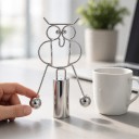 Balanziereule mit Pendelkugeln 10 x 15,5 cm Metallische silberne kinetische Dekoration für den Schreibtisch im Büro und im Kinderzimmer 2