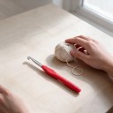 Hæklenål 6,0 mm Rød med blødt greb og flade til tommelfinger Aluminiumshoved Til groft garn Plaider, kurve og halsrør 2