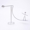 Balan pendel mit Surfer und Metallkugel 18,5 x 13 cm Silberne kinetische Dekoration für den Schreibtisch im Büro und Wohnzimmer 1