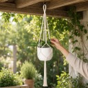 Hamac en macramé pour pot de fleurs avec une anse tressée et de délicats nœuds en spirale 105 cm Corde en fibres végétales Blanche Décoration Boho 2