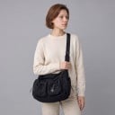 Nylon crossbody taske 36 x 27 x 18 cm Stor messenger taske med snore og vedhæng Sort Unisex 2