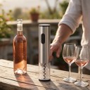 Automatische elektrische Weinöffner mit Folienabschneider und LED-Licht in Silber mit Wippenschalter für 4 AA-Batterien 2