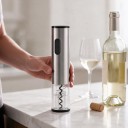 Automatische elektrische Weinöffner mit Folienabschneider und LED-Licht in Silber mit Wippenschalter für 4 AA-Batterien 4