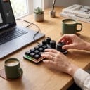 Bluetooth makro klávesnice 12 kláves a 4 otočné knoflíky Mechanické spínače Hot swap RGB podsvícení pro hry a grafiku 10