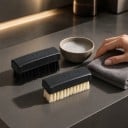 Sæt af 2 skobørster Bløde lyse og hårde sorte børster 9,3 x 3 x 4 cm Plastkrop og polyamidfibre Til rengøring af sneakers og fodtøj 2