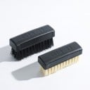 Sæt af 2 skobørster Bløde lyse og hårde sorte børster 9,3 x 3 x 4 cm Plastkrop og polyamidfibre Til rengøring af sneakers og fodtøj 3