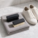 Sæt af 2 skobørster Bløde lyse og hårde sorte børster 9,3 x 3 x 4 cm Plastkrop og polyamidfibre Til rengøring af sneakers og fodtøj 4