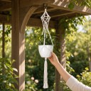 Macramé ophæng til plantekrukker med geometrisk flettet konstruktion og metalring 90 cm Snor lavet af plantefibre Hvid Boho dekoration 2