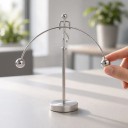 Balanční Figur mit Stab, Bogen und Pendelkugeln 17 x 17,5 cm Metallische silberne kinetische Dekoration für Schreibtisch und Regal 2