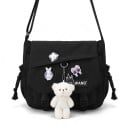 Messenger taske over skulderen 29 x 23 cm Oxford stof Sort Crossbody taske med mærker og plysbamse vedhæng Til skolen 2