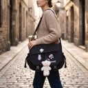 Messenger taske over skulderen 29 x 23 cm Oxford stof Sort Crossbody taske med mærker og plysbamse vedhæng Til skolen 4