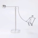 Balanziertes Pendel mit Skifahrer und Metallkugel 18,5 x 13 cm Silberne kinetische Dekoration für den Schreibtisch im Büro und Wohnzimmer 1