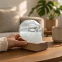 Bouřkové sklo Storm Glass ve tvaru lebky 10 x 9 cm Skleněný barometr s krystaly na dřevěném podstavci Dekorace na stůl 4