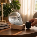 Bouřkové sklo Storm Glass ve tvaru lebky 10 x 9 cm Skleněný barometr s krystaly na dřevěném podstavci Dekorace na stůl 6