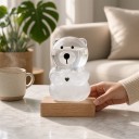 Bouřkové sklo Storm Glass ve tvaru medvídka 11,5 x 8 cm Skleněný barometr s krystaly na dřevěném podstavci Dekorace 3