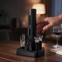 Elektrisk vinöppnare med stativ och två vakuumproppar set med hällpip och folieavskärare batteridriven korkskruv svart 2