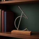 Kinetisk pendul C 28,5 x 9,5 x 24,5 cm Bevægeligt arm på leje Fod i trædekoration Sølv og brun Dekoration til kontoret 5