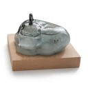 Bouřkové sklo Storm Glass ve tvaru spící kočky 11 x 6,5 cm Skleněný barometr s krystaly na dřevěném podstavci Dekorace 1