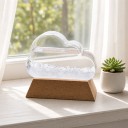 Bouřkové sklo Storm Glass ve tvaru mráčku 9,5 x 7 x 11 cm Průhledný skleněný barometr s krystaly na dřevěném podstavci Dekorace 4