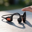 Otevřená sportovní sluchátka za krk s mikrofonem a Bluetooth 5.4 s výdrží 16 hodin a hmotností 36 g v černé barvě s oranžovými prvky 4