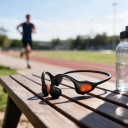 Otevřená sportovní sluchátka za krk s mikrofonem a Bluetooth 5.4 s výdrží 16 hodin a hmotností 36 g v černé barvě s oranžovými prvky 5