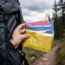 Jednorázové pláštěnky s kapucí 10 ks délka 119 cm s dlouhými rukávy v mixu barev každá v samostatném sáčku unisex univerzální velikost 2