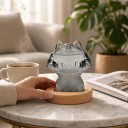 Bouřkové sklo Storm Glass ve tvaru sedící kočky 11 x 12 cm Šedý skleněný barometr s krystaly Dřevěný podstavec Dekorace na stůl 2