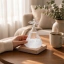 Bouřkové sklo Storm Glass ve tvaru pyramidy s andělem Průhledný skleněný barometr s krystaly Dřevěný podstavec Dekorace na stůl 2