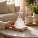 Bouřkové sklo Storm Glass ve tvaru pyramidy s andělem Průhledný skleněný barometr s krystaly Dřevěný podstavec Dekorace na stůl 4