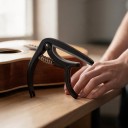 Nylonový kapodastr na kytaru 7,7 x 9 cm černý s rychloupínací pružinou pro akustickou klasickou i elektrickou kytaru a ukulele 2