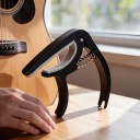 Nylonový kapodastr na kytaru 7,7 x 9 cm černý s rychloupínací pružinou pro akustickou klasickou i elektrickou kytaru a ukulele 6